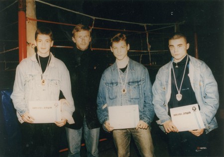 Юрий Форман (справа от меня) БРОНЗОВЫЙ ПРИЗЁР первенства Израиля по боксу среди юношей